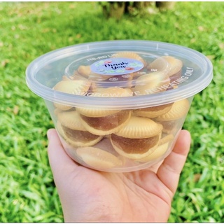 บีสกีต ไส้สับปะรด 1 กล่อง มี 18 ชิ้น
