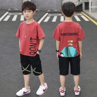 COCO.kid🚚ชุดฤดูร้อนสำหรับเด็กผู้ชายปี ฤดูร้อนแบบใหม่เด็กวัยกลางและใหญ่แขนสั้นหล่อเด็กเกาหลีลำลองสองชิ้นเสื้อผ้าแฟชั่