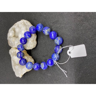 กำไลหินลาพิสลาซูลี่ (Lapis Lazuli ขนาด 12 mm.  หินลาพิสลาซูรี่เป็นรัตนชาติกึ่งสูงค่า ถือว่าเป็นอัญมณีที่ค่อนข้างหายากถือ