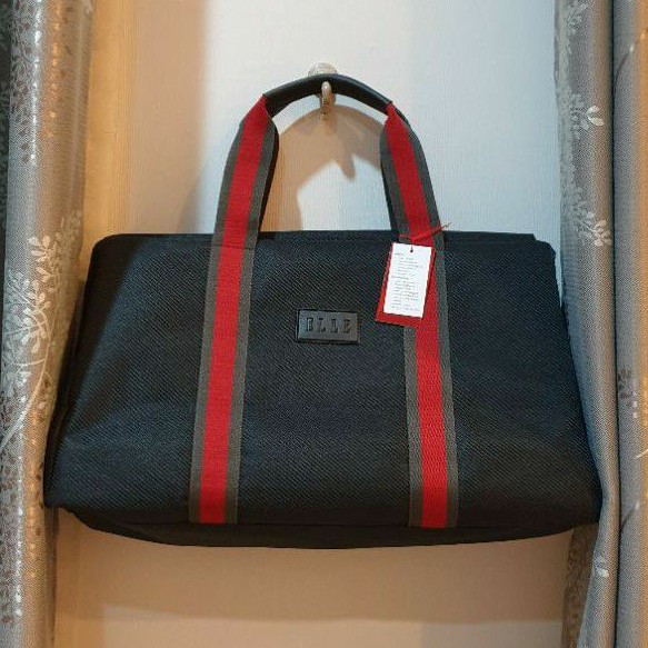 กระเป๋า ELLE Sporty Bag สีดำ สายเทาแดง