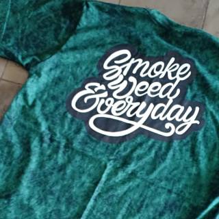 เสื้อยืด ลาย 420 smoke weed fourtwnty