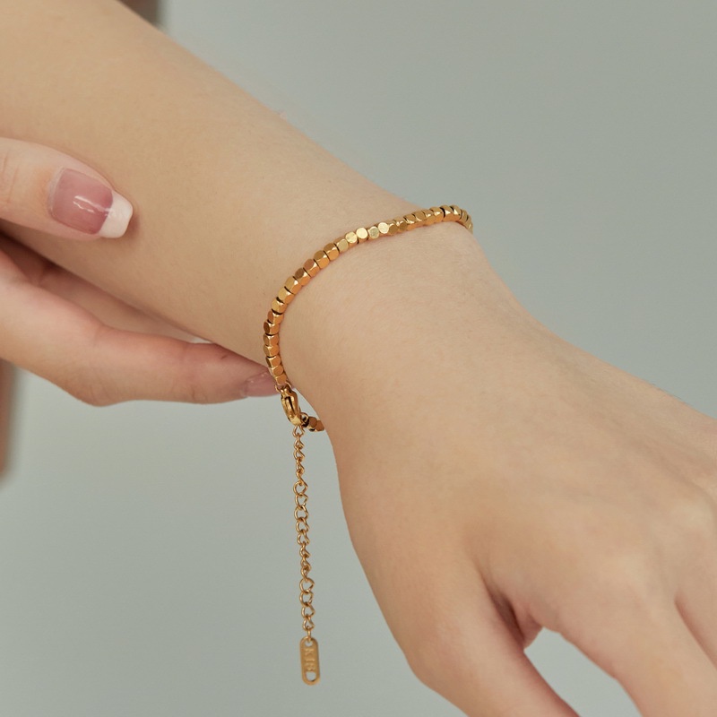 สไตล์ใหม่ ขายดี สร้อยข้อมือ ลูกปัดเหล็กไทเทเนียม ทรงสี่เหลี่ยม ขนาดเล็ก ไม่ซีดจาง ระดับไฮเอนด์