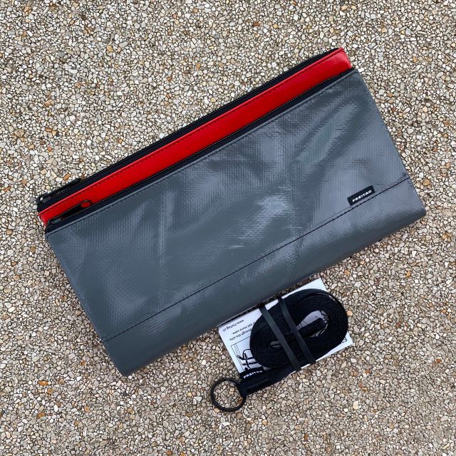กระเป๋าสะพายข้าง Freitag รุ่น F271 MASIKURA ผ้าใบสีเทาแลมโบ ไส้สีแดง ซิปสีดำ มือ 1