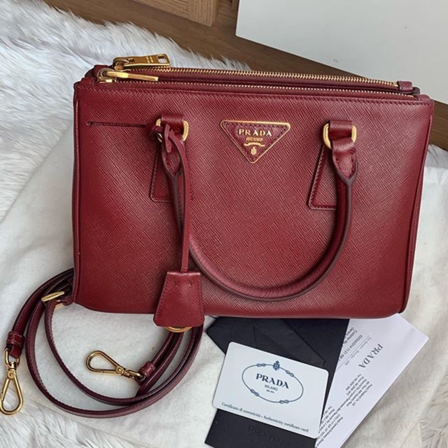 Prada saffiano 25 สี cerise