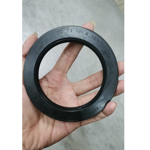 ซีลน้ํามัน 73X101.6X12.7 TC NBR70 สีดํา 2~7/8X4X1/2