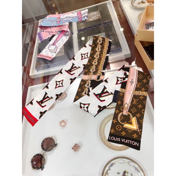 ผ้าพันคอ ผ้าพันหูกระเป๋า ผ้าพันคอแบรนด์ มี 2 สี ป้ายLV 💝พร้อมส่งจากไทย🇹🇭💝 ผ้าคาดผม  แบรนด์เนมTag.LV 