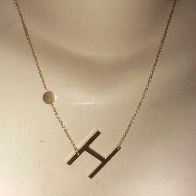 สร้อยคอไทเทเนียมระดับพรีเมียมพร้อม initial H gold UBS