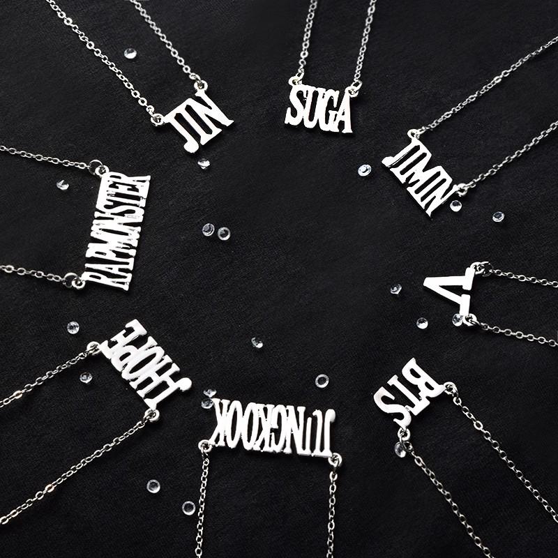 จี้สร้อยคอโลหะเสื้อยืดแขนสั้นพิมพ์ลายบีทีเอส