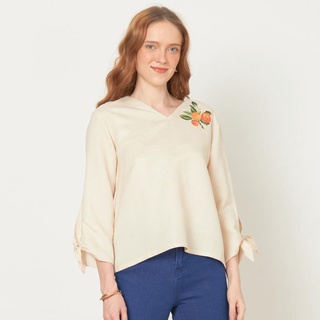 C&amp;D LINEN BLOUSE เสื้อซีแอนด์ดี เสื้อไม่มีปก คอวี แขนสั้น ผ้าลินิน สีเบจ (CWJLBE)