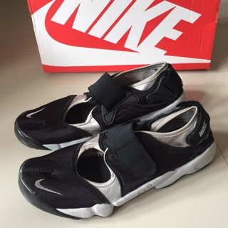 รองเท้า nike air rift