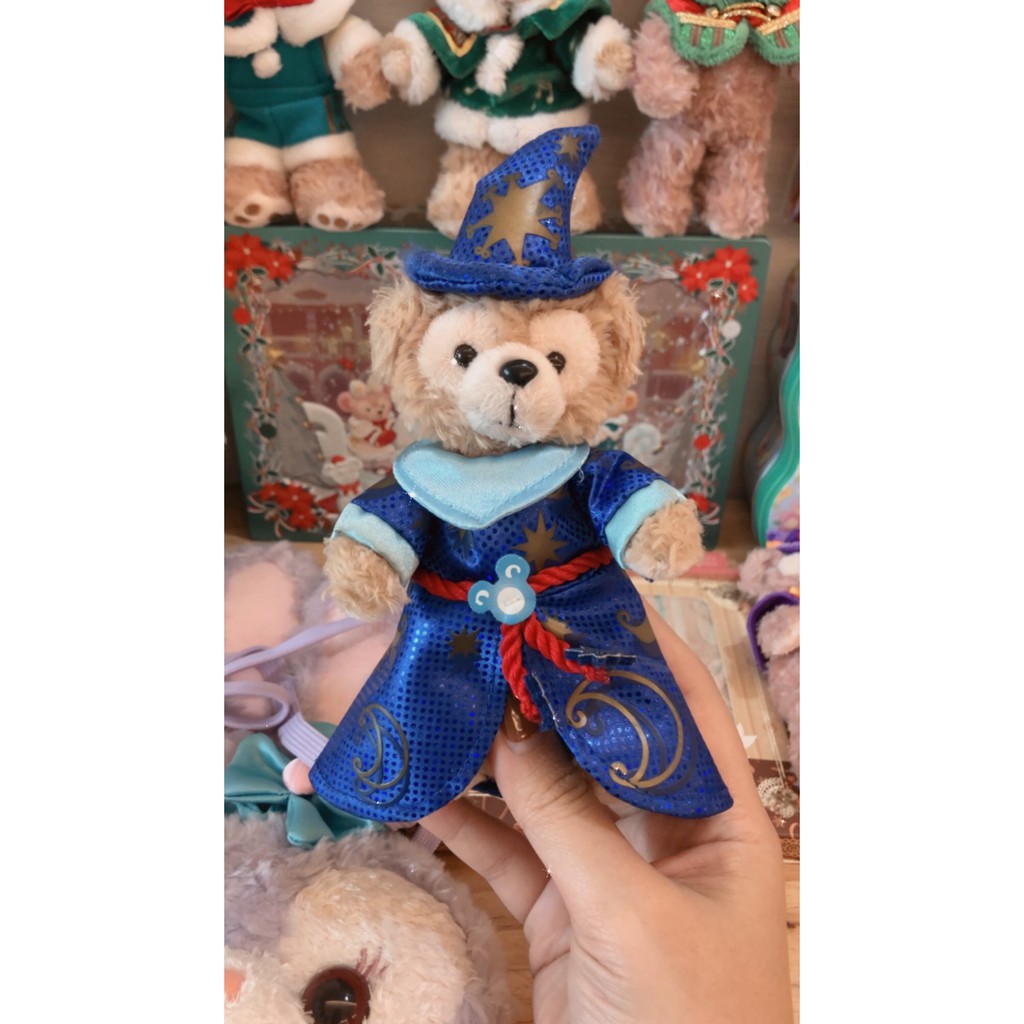 💥ส่งฟรี💥 ตุ๊กตา  Duffy 🎀 ของแท้ 🎀 มีเลขแทรค พวงเข็มกลัด ดัฟฟี่ในชุดพ่อมด - 🐻 Duffy and Friends 🐻