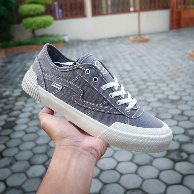 รองเท้าผู้ชาย PATROBAS "EQUIP LOW"