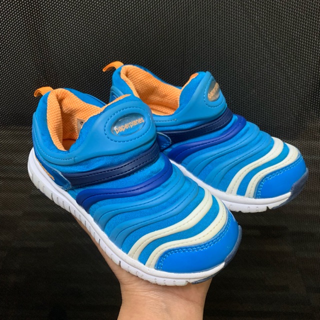 Paperplanes size 18 cm.