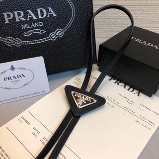 PRADA BLACK BRUSHED SAFFIANO LEATHER BOLO TIE เนคไทแบบสำเร็จรูป ปราด้า สามเหลี่ยมโลโก้ triangle logo หนังแท้ สีดำ