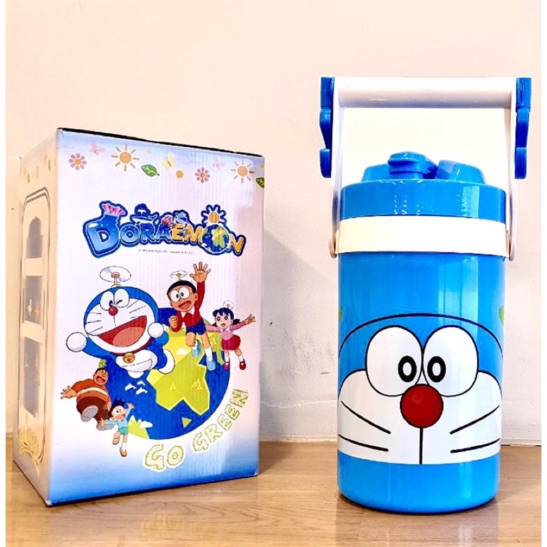 กระติกน้ำโดราเอม่อน GO GREEN ขนาด 2.7 ลิตร แขวนได้หมุนได้ 360 องศา