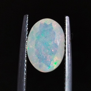 พลอยโอปอลเอธิโอเปีย(Opal)รูปทรงไข่ หนัก 1.75 กะรัต เจียรนัยหลังเต่า พลอยแท้จากประเทศเอธิโอเปีย