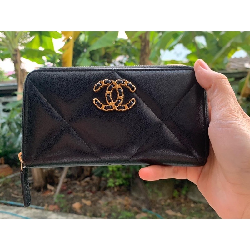 Used Chanel 19 medium 6” zippy wallet holo 30 สีดำ