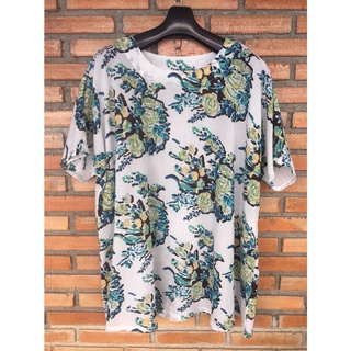 เสื้อคอกลมสีขาวลายดอกสีเขียวฟ้า ตัวยาว Grape หน้าผ้า 52” ยาว 28” (มีจุดสีน้ำตาลเล็ก 2-3 แห่ง)