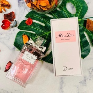 DIOR  น้ำหอม Miss DIOR Rose NRoses เป็นกลิ่นหอมของดอกไม้ที่เปล่งประกายความหลากหลายของดอกกุหลาบ Grasse Rose ที่มีสีสันแล