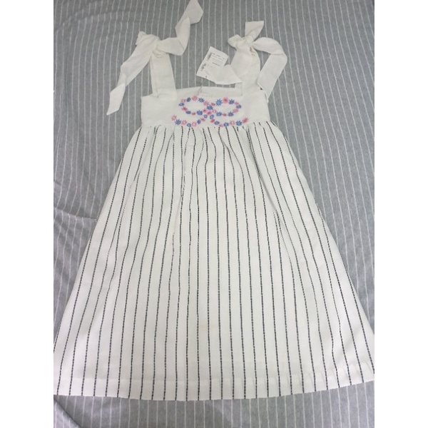 ชุด lyn around ซื้อมาเล็กไปค่ะ ขนาดXS เหมาะกับคนตัวเล็ก ส่งต่อ 800 บาท