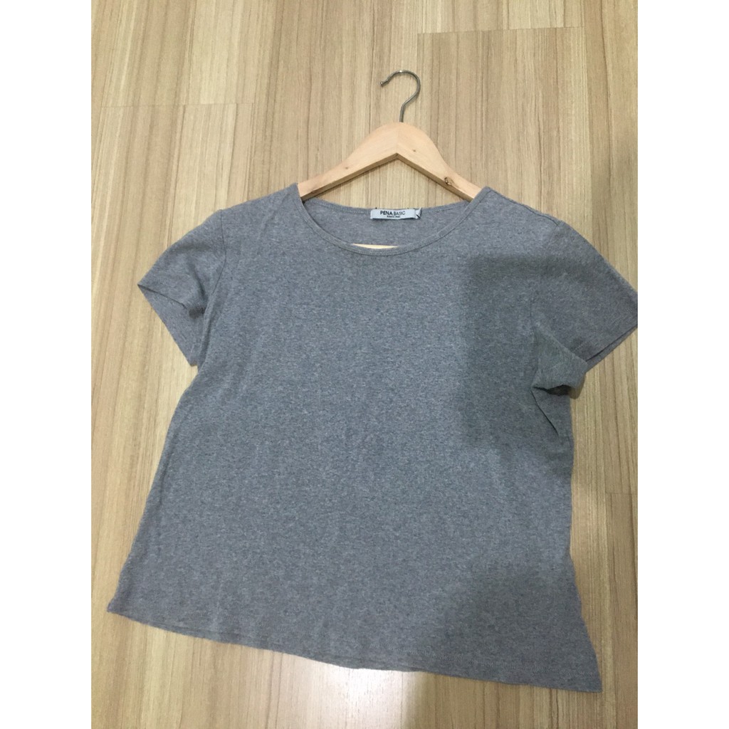 (มือสอง) เสื้อยืดสีเทา pena basic size L