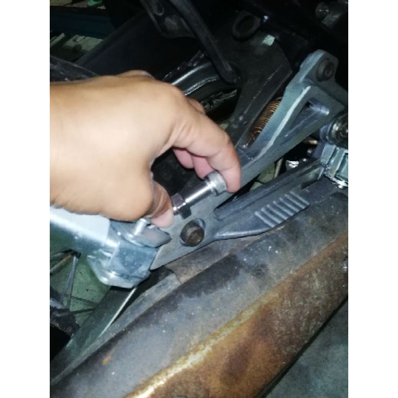 สกรูท่อไอเสีย rxz สกรูพักเท้า rxz (ชุดเดียวจบพร้อมน็อต)