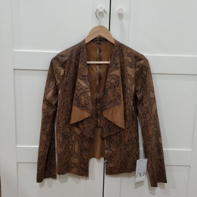 เสื้อแจ็คเก็ต Zara หนังเทียม หนังกลับ faux leather ลายงู สีน้ำตาลเหลือบทอง