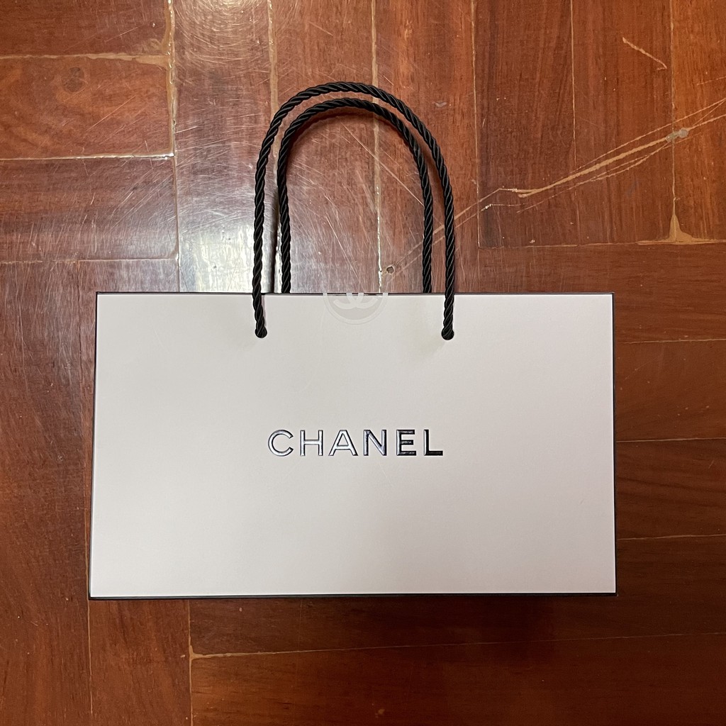 ถุงกระดาษ แบรนด์เนม Chanel ของแท้ พร้อมส่ง (กว้าง 14 cm, สูง 24 cm และลึก 7 cm)