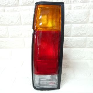 ไฟท้าย นิสสัน บิ๊กเอ็ม ทีดี25 ปี87-99
Tail Lamp NISSAN BIG M TD25 1987-1999