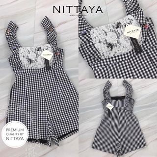 NITTAYA จั้มสูทลายสก็อต แต่งเป็นสายระบาย ปักอะไหล่ดอกไม้