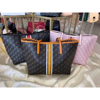 GUESS ทรงชอปปิ้ง ใบใหญ่จุใจลายโลโก้แบรนด์ ด้านหน้าติดโลโก้แบรนด์ ด้านในโล่งกว้าง