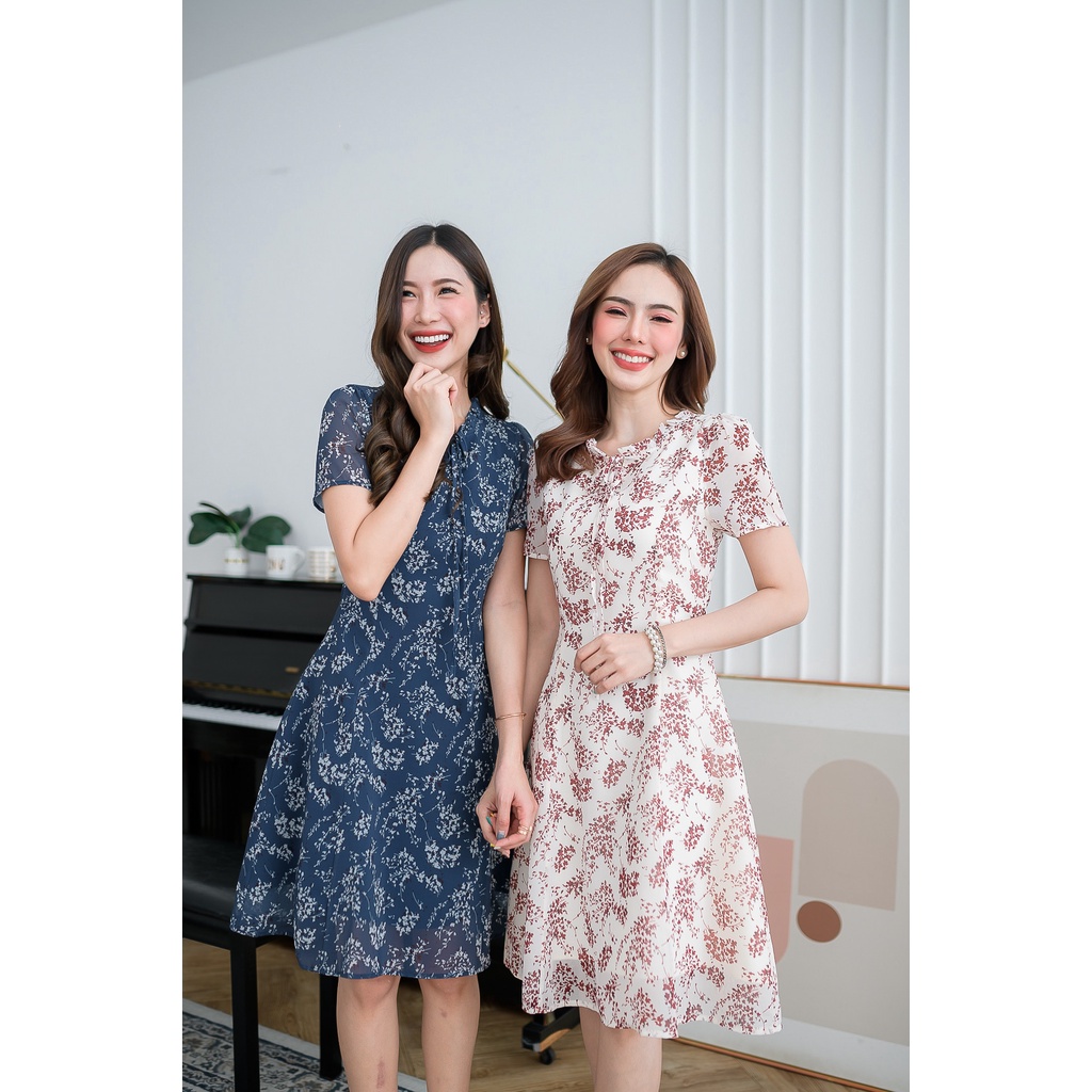 เดรสชีฟองทรงสวยเรียบ สวยคลาสสิคใส่ได้ทุกวัน ลายผ้าสวย มีดีเทลจับจับช่วงคอผูกโบว์ แพทเทิร์นตีเกล็ดระบายหางปลา