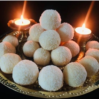 ขนมลาดู ลาดูมะพร้าวนมสด coconut ladoo ถวายพระพิฆเนศ มหาเทพได้ทุกพระองค์ ( กล่อง 3 ชิ้น ขึ้นไป แถมฟรี!! เทียน + กำยาน )