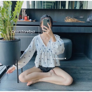 Wร้อมส่J🐳🧵🥣เสื้อคอวีแขนบอลลูน เนื้อผ้าสลาฟลายดอกไม้ sาคา 250.-