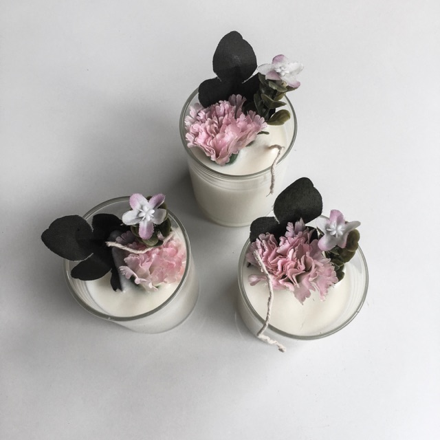The artificial flowers with soy candle