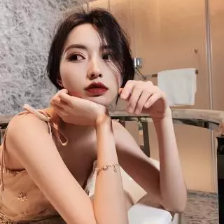 สร้อยข้อมือแต่งดาว ดวงจันทร์ สวยหรู ประณีต