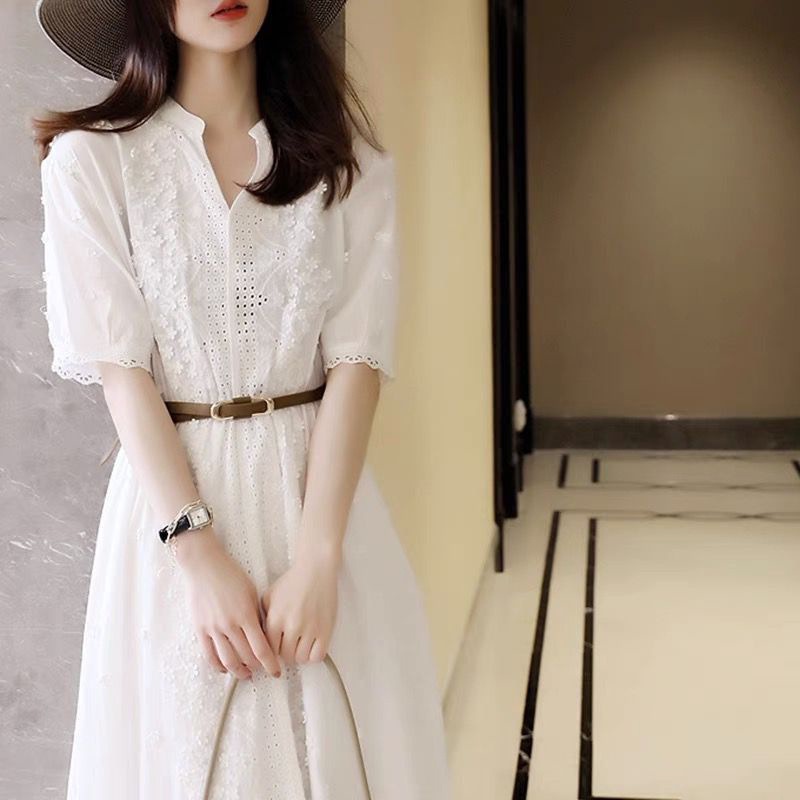 ชุดเดรสลูกไม้สีขาวชุดผู้หญิงแบบใหม่ฤดูใบไม้ผลิและฤดูร้อนชุดเดรสสไตล์ฝรั่งเศสแบบฉลุลายเอว