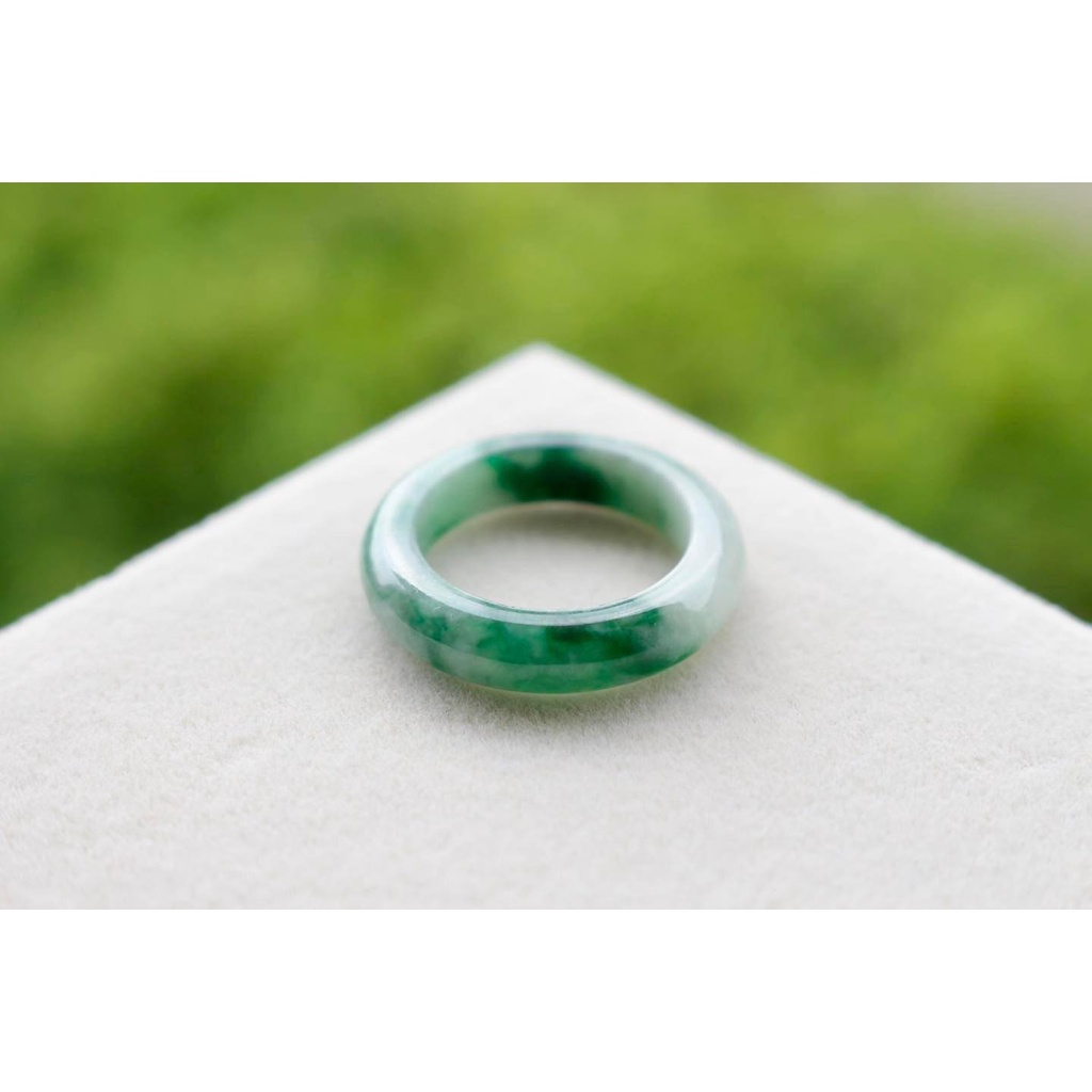 แหวนหยกเขียวขาว เบอร์ 54.5 จัดส่งฟรีป็นหยกพม่าแท้ 100% ถ่ายจากสีธรรมชาติ