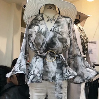 เสื้อคอวีแต่งแขนบาน