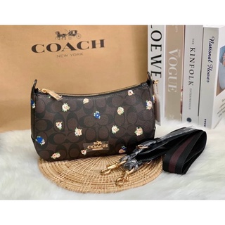 COACH JES BAGUETTE IN SIGNATURE CANVAS WITH VINTAGE MINI ROSE PRINTT