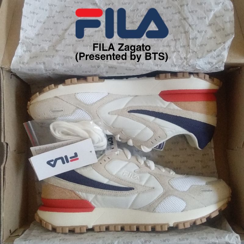 FILA Zagato (Presented by BTS) สี เบจ-แดง-กรมท่า รองเท้าลำลองผู้ใหญ่ Size.43/28cm.
