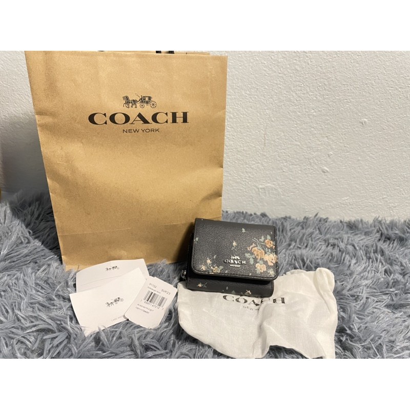 กระเป๋าสตางค์ : Coach ใบสั้น รุ่น Small trifold wallet with rose bouqurt print