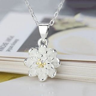 สร้อยเงินพร้อมจี้ดอกบัว • Silver Lotus Necklace