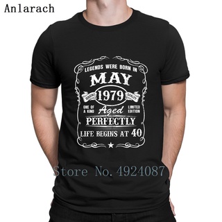 เสื้อยืดสีขาว[พร้อมส่ง] เสื้อยืดผ้าฝ้าย พิมพ์ลาย born In May 1979 Life Begins 4 1979 the Brith แฟชั่นฤดูร้อน สําหรับผู้ช