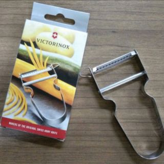 ที่ขูดเปลือกผัก ผลไม้  Victorinox แท้ที่ปอกเปลือก Julienne Cutter J-Star KV 81
