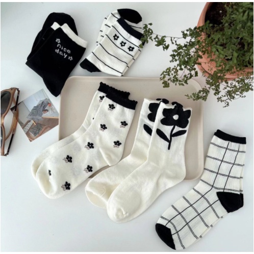 ถุงเท้า ผ้าฝ้าย แบบบาง แต่งรูกลวง ลายดอกไม้ มีสีดํา สีขาว สไตล์ญี่ปุ่น เหมาะกับฤดูใบไม้ผลิ และฤดูร้อน สําหรับผู้หญิง