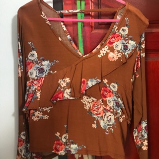 เสื้อผู้หญิงลายดอกไม้