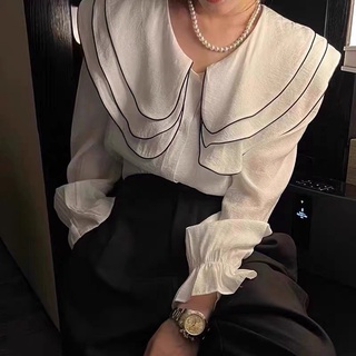 เสื้อคอกลม แขนยาว กระดุมหน้า ผ้าเงา แต่งดีเทลระบายคอสามชั้น8110