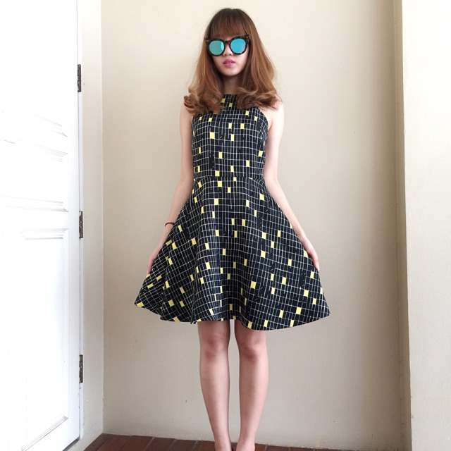 Vitra yellow table dress