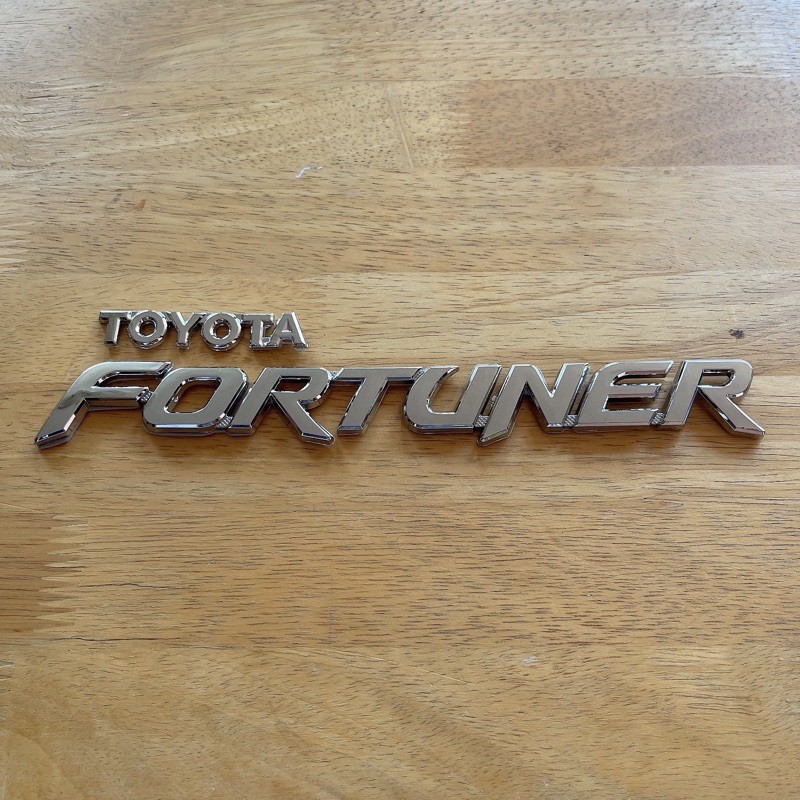โลโก้ TOYOTA FORTUNER สีโครเมี่ยม ตัวหนังสือฝาท้าย (จำนวน 2 ชิ้น)